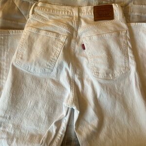 White Levi’s ribcage straight jeans
